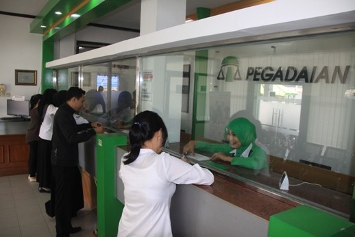 Masyarakat malakukan Transaksi di Pegadaian. Tahun ini investasi emas ditargetkan bisa mencapai Rp 10 Milyar